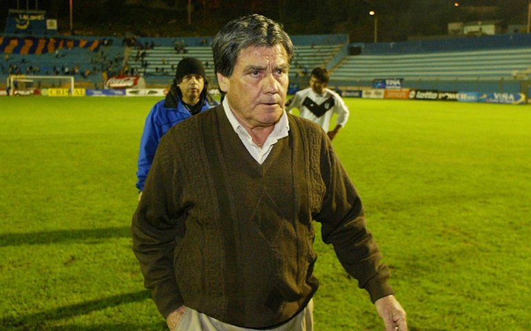 Morre técnico que comandou o Chile no escândalo da 'fogueteira do Maracanã'