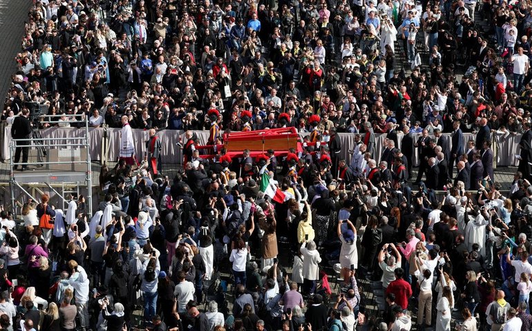 Milhares de pessoas prestam últimas homenagens ao papa Francisco