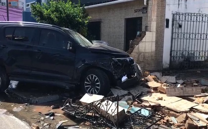 Acidente entre carro e viatura da Polícia Civil deixa quatro feridos em Mangabeiras