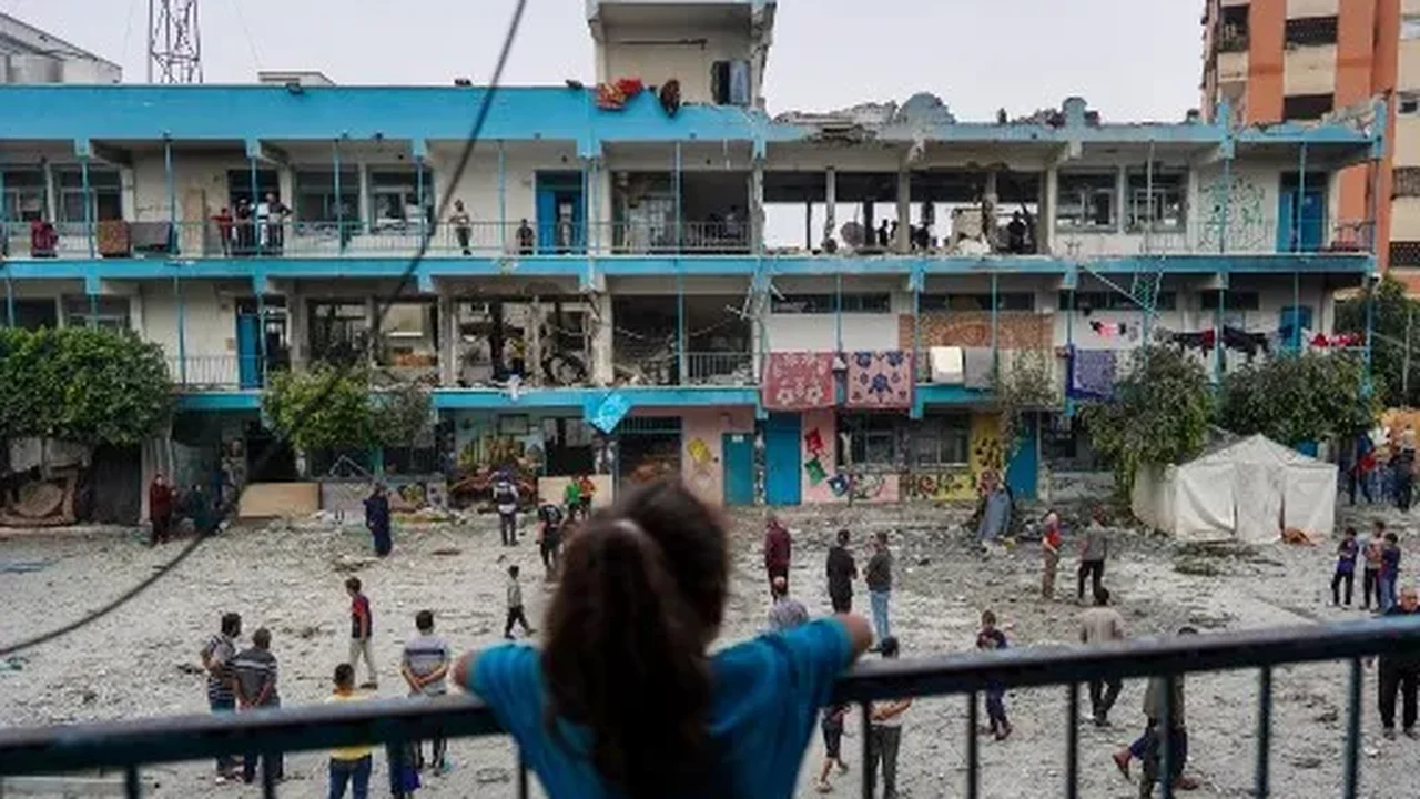 Israel bombardeia escola da ONU e casas em Gaza e mata pelo menos 34 pessoas, dizem hospitais