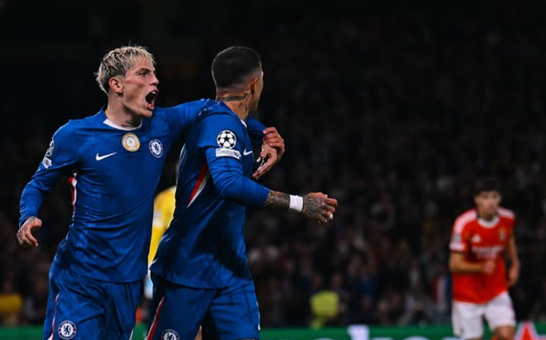 Estêvão esbarra no goleiro, Ríos faz contra e Chelsea supera Benfica em Londres pela Champions