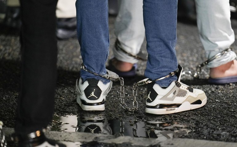 Como o Brasil vai responder após receber deportados dos EUA algemados e acorrentados?