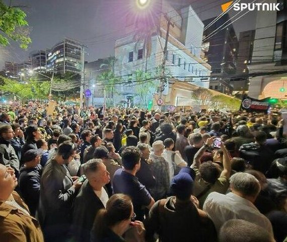 Manifestantes protestam em frente à sede do Banco Master