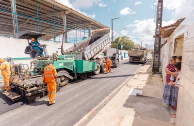 Prefeito JHC acompanha pavimentação de ruas para beneficiar 55 mil pessoas no Tabuleiro
