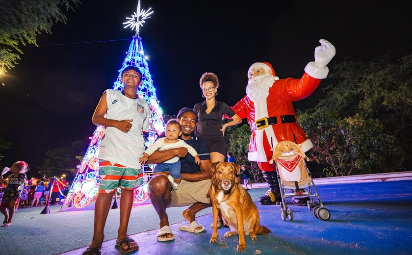 Moradores do Vergel do Lago se encantam com o brilho do Natal na Parada Natalina