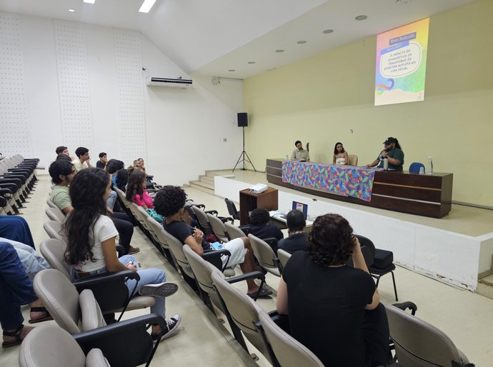 Sesau promove mesa redonda sobre diagnóstico e vivências do autismo com estudantes de Psicologia da Ufal