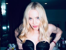 Madonna faz aparição surpresa no Coachella com Sabrina Carpenter e lança música nova