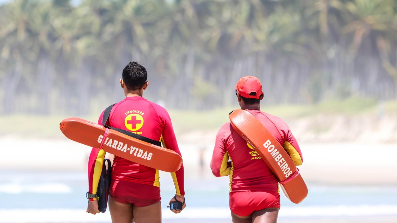 Corpo de Bombeiros salva quatro turistas argentinos de afogamento na praia do Francês
