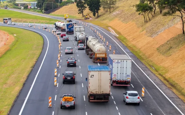 Caminhoneiro usa área de escape na BR-376 após pane nos freios