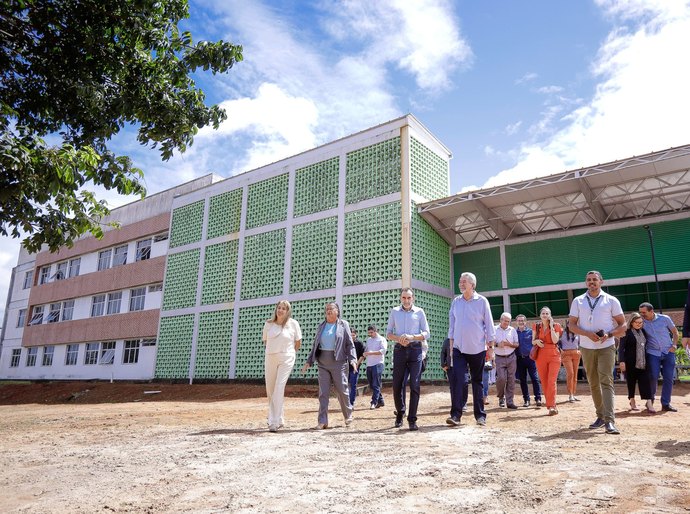Prefeita Tia Júlia participa de entrega de equipamentos e inauguração de vestiário no IFAL de Palmeira