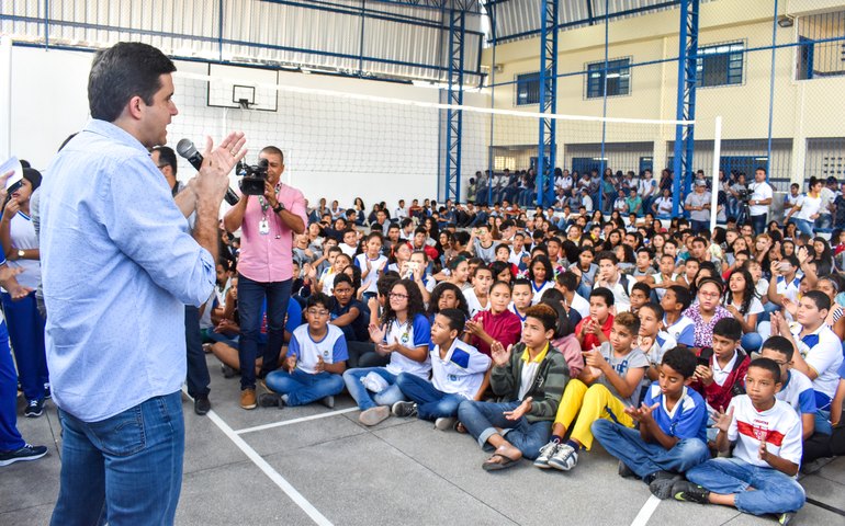 Prefeito entrega quadra e fardamentos para alunos no Village