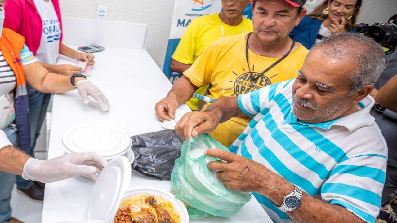 Moradores do Biu recorrem ao novo Restaurante Popular para comprar refeições