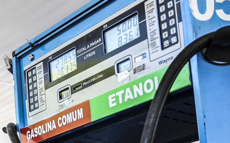 Petrobras reduz preço da gasolina em 4,9% a partir de terça-feira