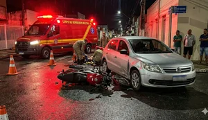 Jovem de 21 anos fica ferido após colisão entre carro e moto na Rua João Aureliano, em Arapiraca