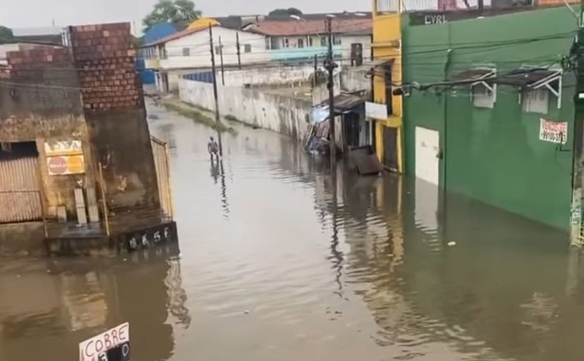 Ruas da Levada ficam alagadas após chuvas em Maceió