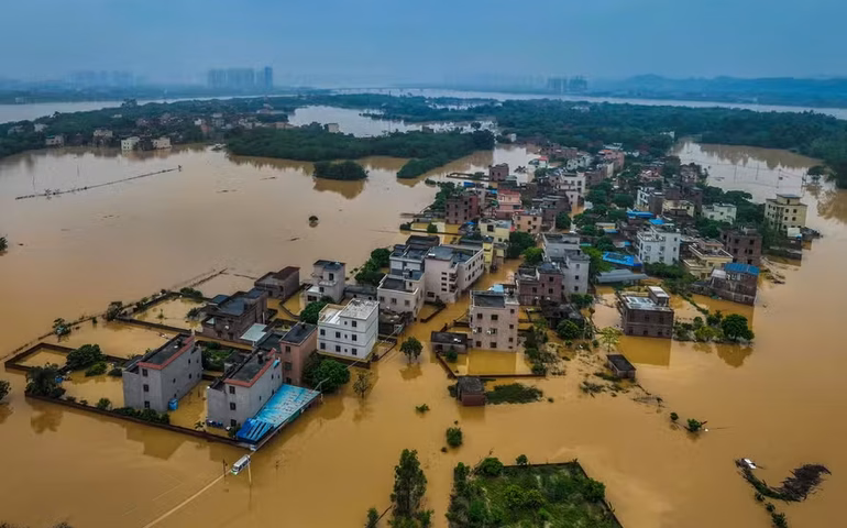Chuvas torrenciais tiram mais de 100 mil de casa na China