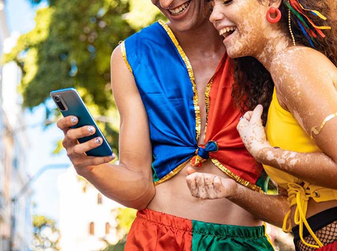 Carnaval acende alerta para furtos e roubos de celulares e reforça importância da prevenção e do seguro