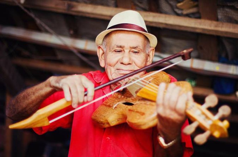 Projeto reconhece o acervo do mestre Nelson da Rabeca como patrimônio cultural