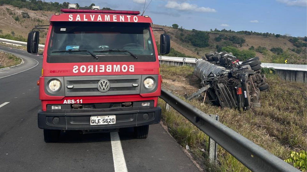 Corpo de Bombeiros resfria carreta com carregamento de álcool após tombamento em Junqueiro
