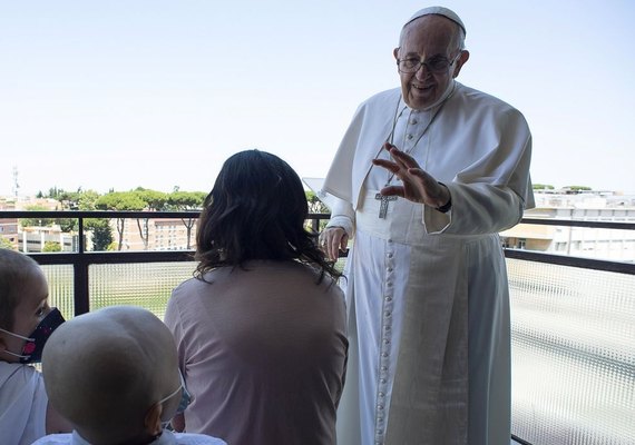 Papa está bem, mas ficará ainda uns dias no hospital, informa Vaticano