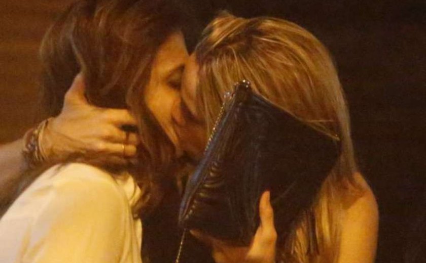 Fernanda Gentil é apoiada por beijo na namorada em público