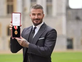 Beckham é condecorado como cavaleiro pelo rei Charles III