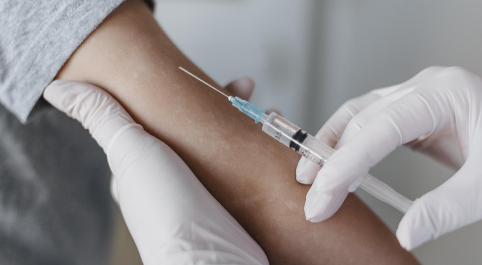 doctor-giving-little-patient-a-vaccine.jpg / Foto: Reprodução/Google