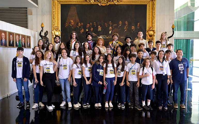 Senado recebe alunos em encenação sobre 200 anos da Assembleia Constituinte
