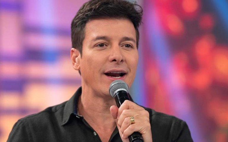 Rodrigo Faro, que interpreta Silvio Santos em filme, homenageia apresentador: 'Foi assistindo Silvio na TV que descobri a minha vocação'