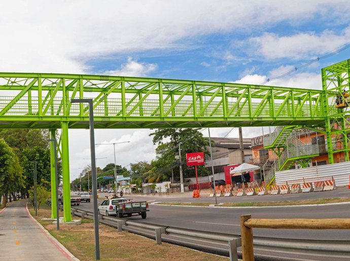 Obras da passarela para pedestres avançam na avenida Durval de Góes Monteiro