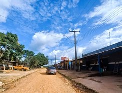 Estrada no vilarejo Paredão que leva os garimpeiros até a beira do rio Uraricoera 