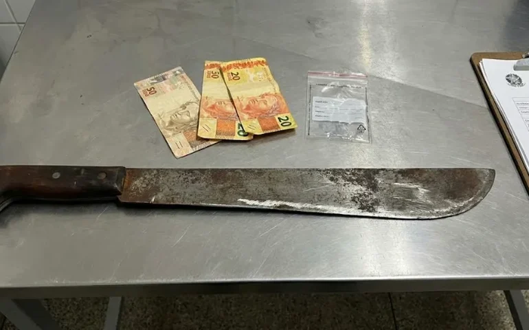 Confusão no Réveillon: homem armado com facão tenta invadir casa em Craíbas, é contido por populares e acaba na delegacia
