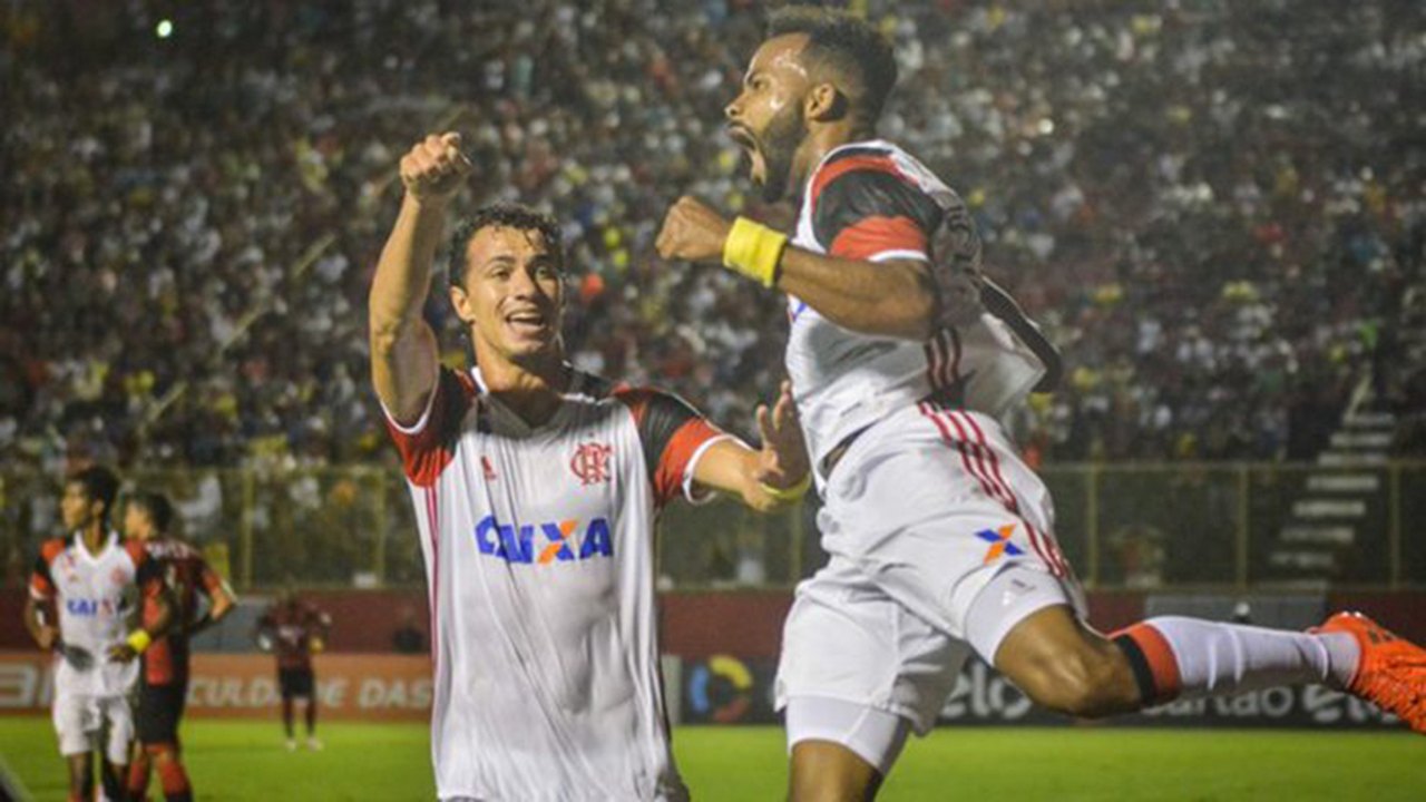 Flamengo vence o Vitória por 2 a 1 no Barradão e cola no “porco”