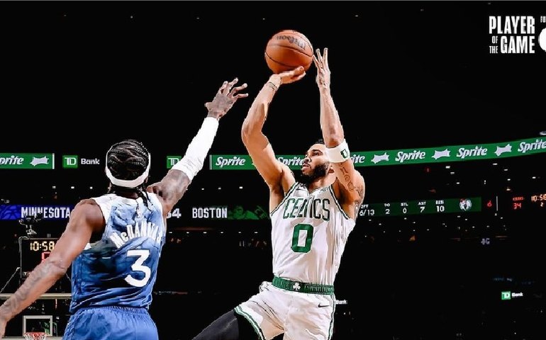 Celtics vencem duelo de líderes, Nuggets tropeçam e Wembanyama brilha na NBA