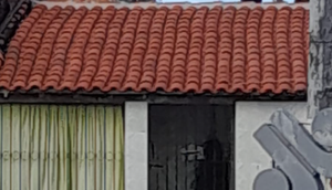 Homem sobe no telhado após ser perseguido e baleado em Nossa Senhora do Socorro / Foto: Foto: Portal A8SE/Reprodução
