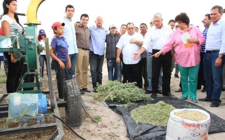 Governador entrega dessalinizadores e anuncia ampliação do Água Doce