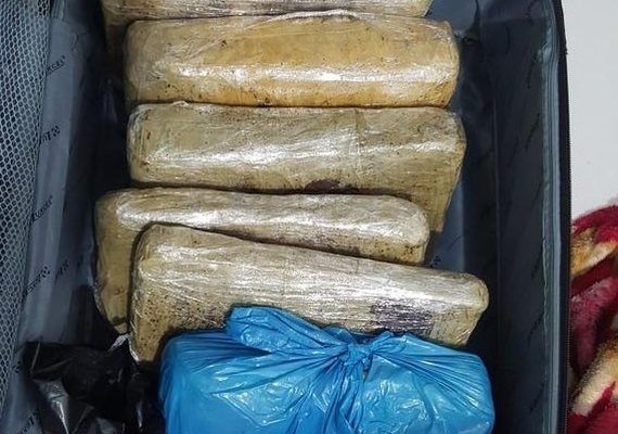 Homem é preso com 15 kg de maconha dentro de mala em Atalaia