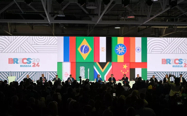 Lula sinaliza à equipe que Brasil será contra ingresso da Venezuela no BRICS, diz mídia