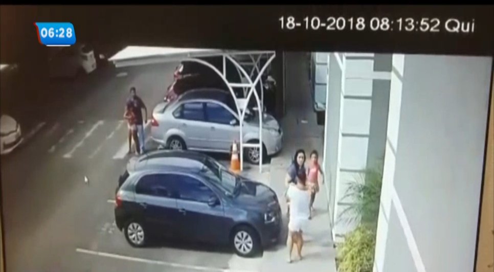 Câmeras de segurança mostram momento da fuga do suspeito de balear mãe e filho no Inácio Barbosa