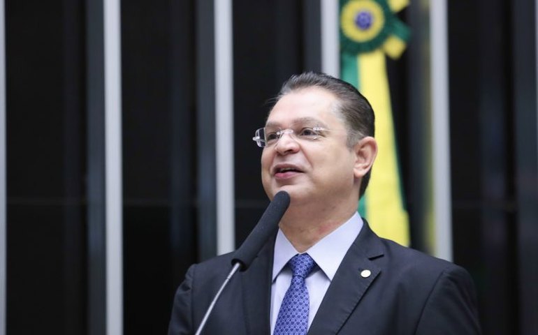 Quem é Sóstenes Cavalcante, alvo de operação da PF por suspeita de desvios na cota parlamentar