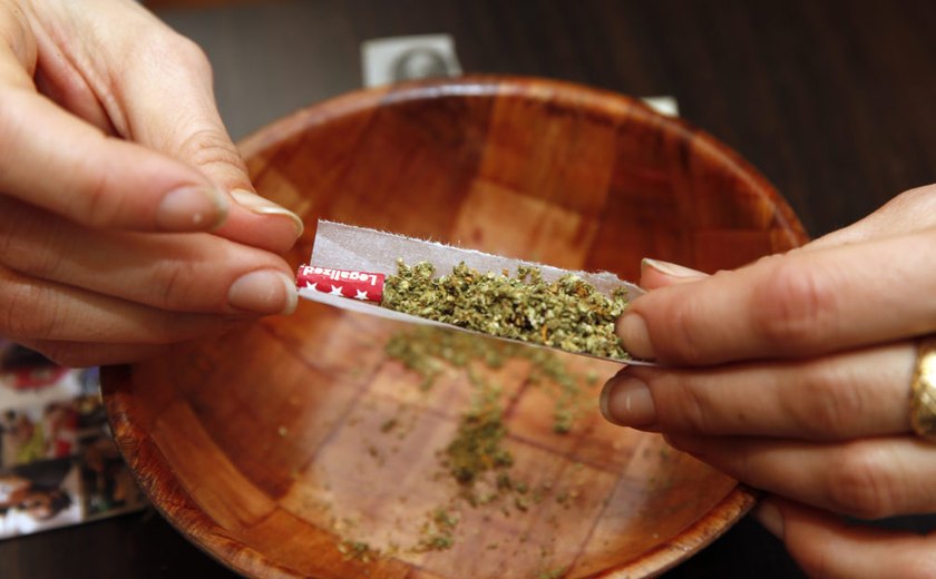 Justiça manda patroa indenizar babá que era obrigada a enrolar cigarros de maconha