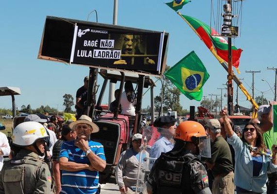 Com tratores e cavalos, poucos ruralistas protestam contra Lula em Bagé (RS)