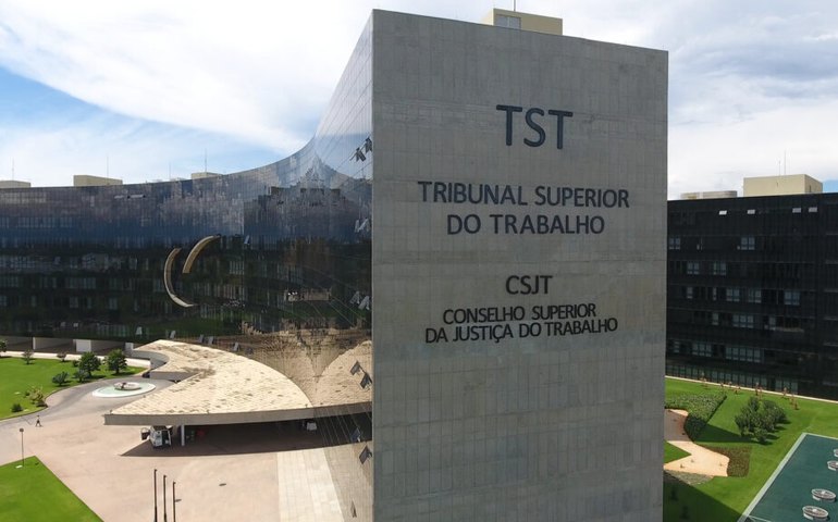 Juízes aposentados querem 'auxílio-pijama' por 'excesso de serviço' pago a magistrados da ativa