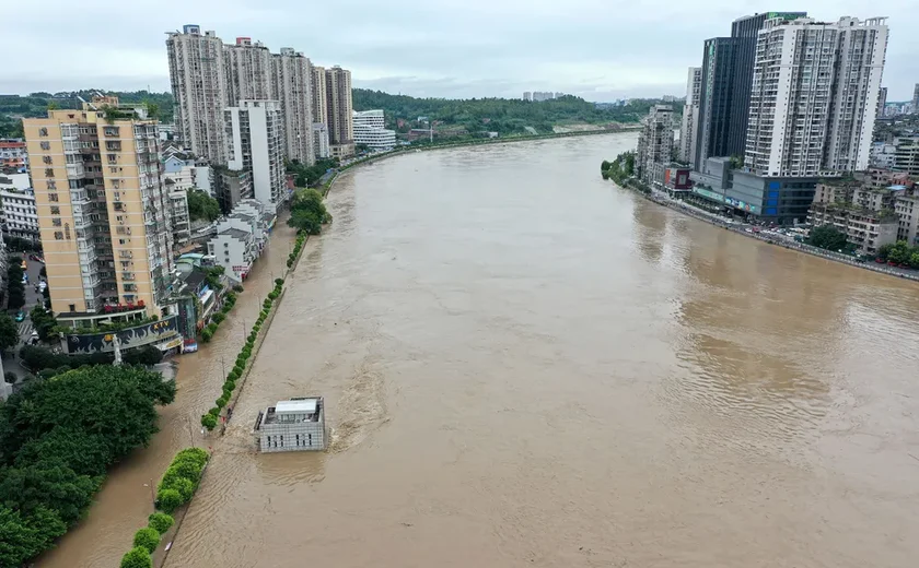 Inundações pioram após tempestades e operações de resgate se intensificam