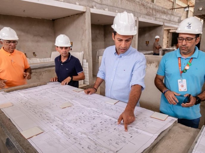 Vice-prefeito e titular da Seminfra vistoria etapa final das obras do novo Mercado do Benedito Bentes