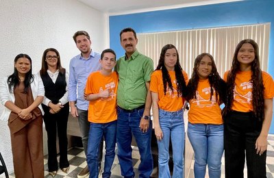 Marlan Ferreira recepciona alunos limoeirenses após viagem ao Vale do Silício (EUA)