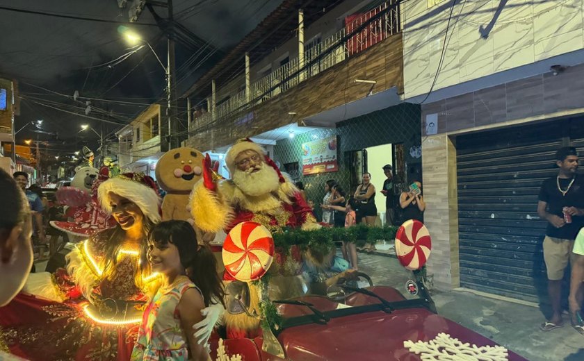 Desfile de Natal leva magia para a Grota do Cigano, em Maceió
