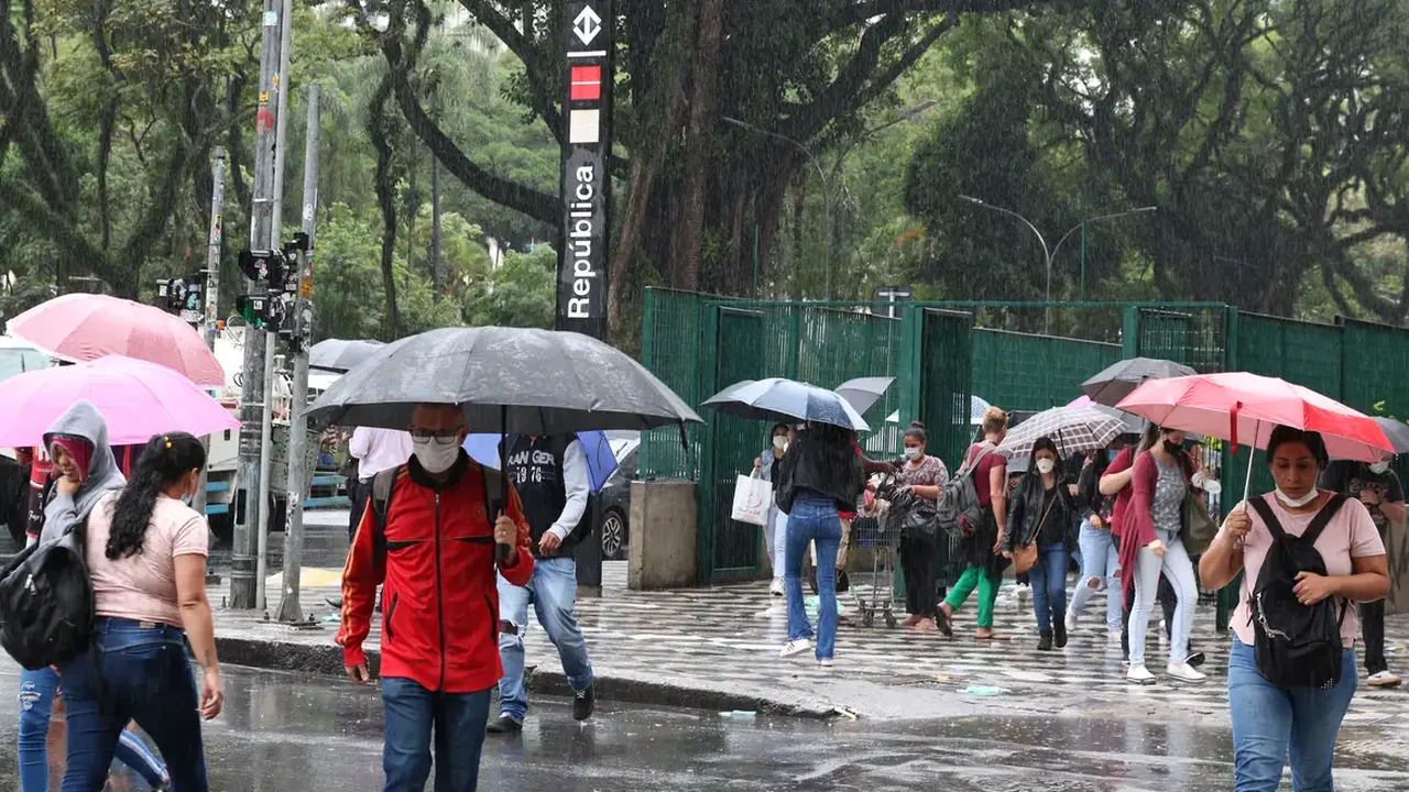 Noite de caos: chuva forte causa alagamentos e alerta de ressaca no Rio de Janeiro