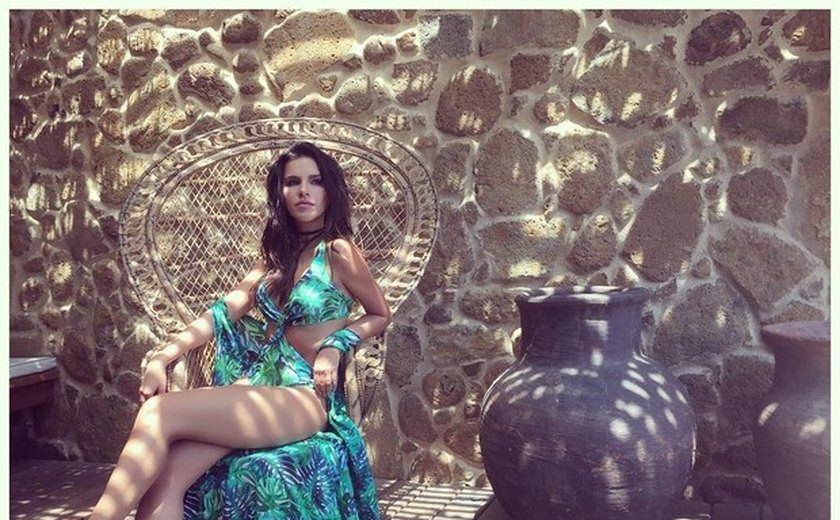 Mariana Rios deixa as pernas à mostra em vestido com mega fenda