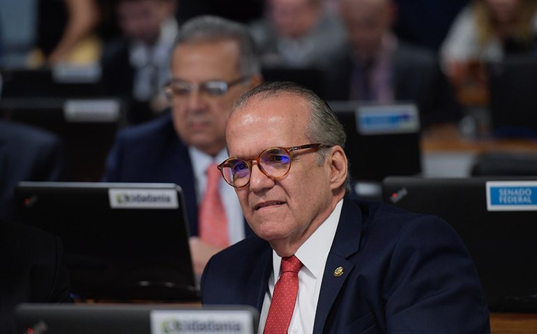 Dueire defende projeto que cria sistema para economia azul e proteção costeira